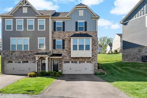 4002 Saint Andrews Ct, Jeannette, PA 15644