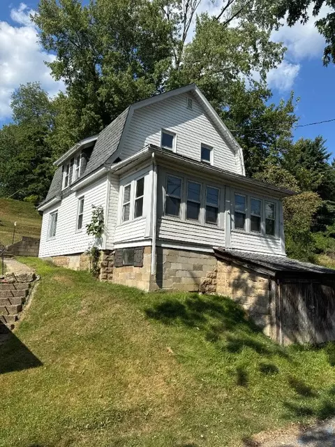 22 Cherry Ln, Oil City, PA 16301