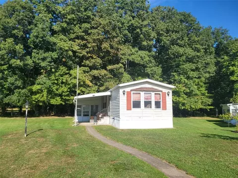 1529 Lee Ln, Grove City, PA 16127