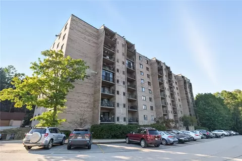 1400 Smokey Wood Dr #811, Pittsburgh, PA 15218