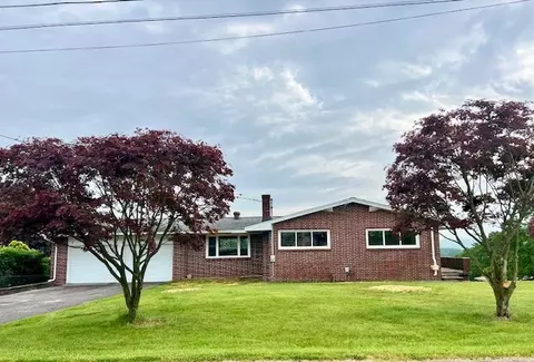 142 Hilltop Dr, Davidsville, PA 15928