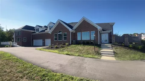 1556 Parkwood Pointe Dr, Crescent, PA 15046