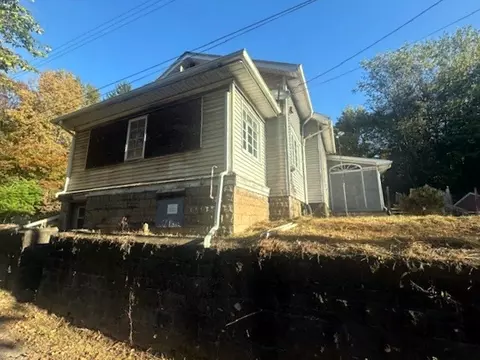 120 Woodhaven Dr, Beaver Falls, PA 15010