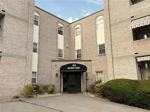 103 Woodstone Ln #34, New Kensington, PA 15068