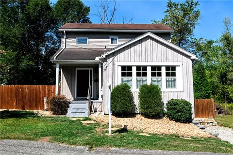 2 Locust Grv, Greenock, PA 15047
