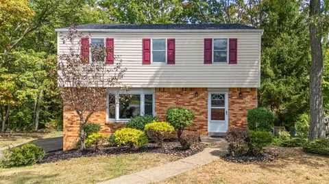 16 Sterling Dr, Coraopolis, PA 15108