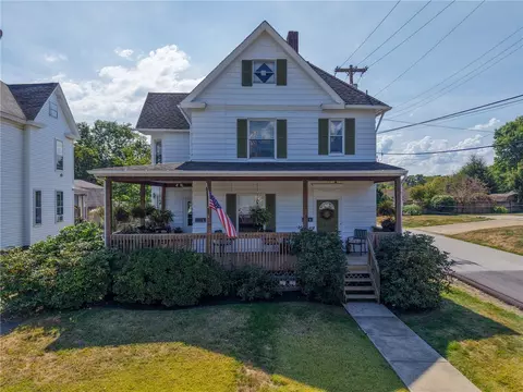 320 W New Castle St, Zelienople, PA 16063