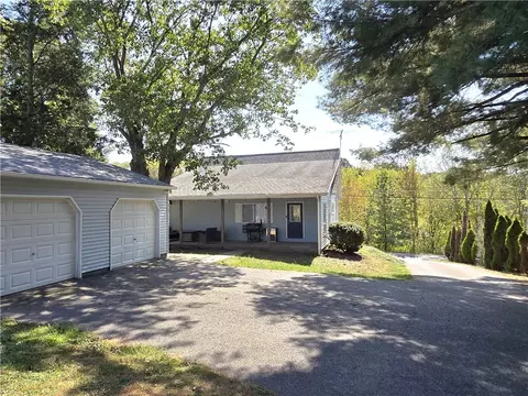 140 E Brewster Rd, Butler, PA 16001