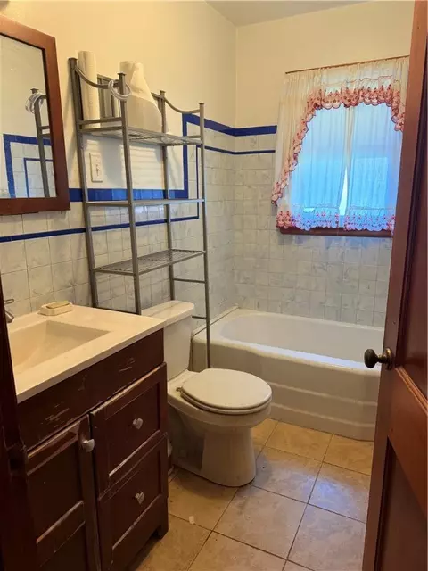 Bath - 272 Latimer Ave, Strabane, PA 15363 photo 1 of 2