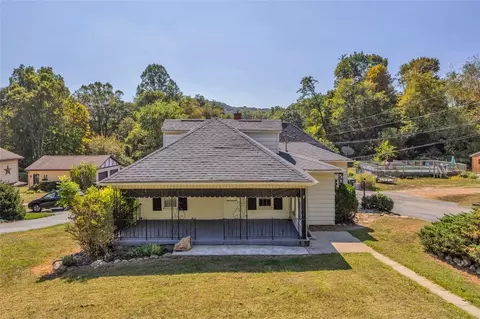 1517 Wampum Rd, Ellwood City, PA 16117