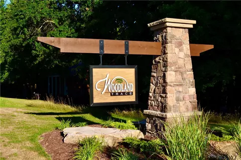135 Woodford Dr, Evans City, PA 16033