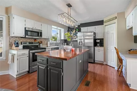 Kitchen - 533 Jackson Dr, Apollo, PA 15613 photo 1 of 4