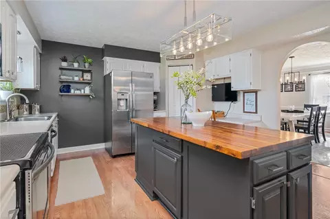 Kitchen - 533 Jackson Dr, Apollo, PA 15613 photo 3 of 4