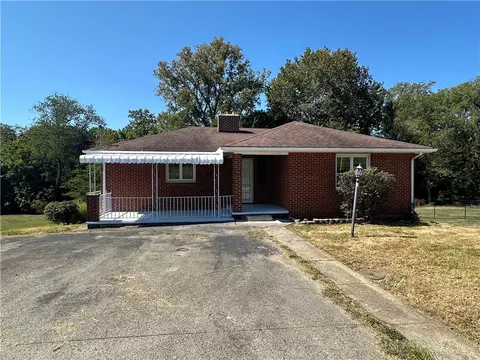 220 Oglevee Ln, Connellsville, PA 15425