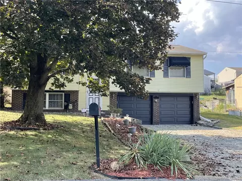 692 Cedardale Dr, Irwin, PA 15642