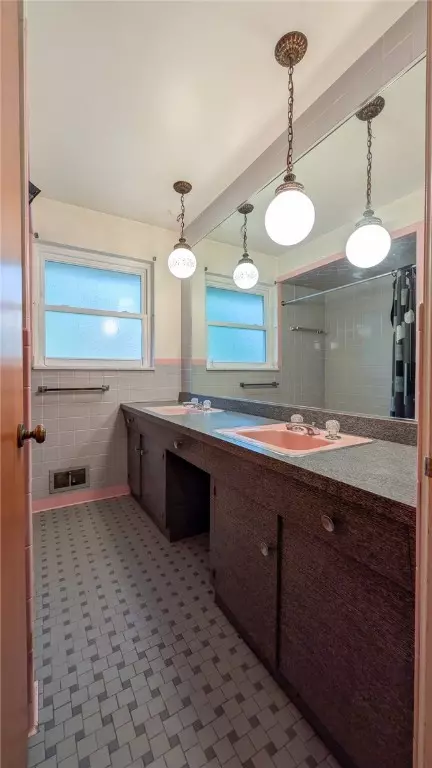 Bath - 497 Ross Rd, Eighty Four, PA 15330 photo 4 of 4