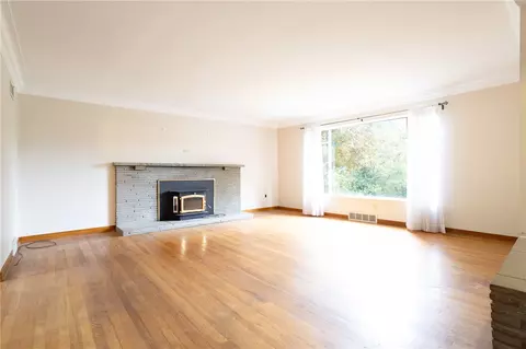Living - 497 Ross Rd, Eighty Four, PA 15330 photo 2 of 7