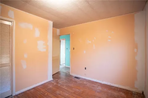 Bedroom - 802 Summit Ave, Monaca, PA 15061 photo 2 of 4