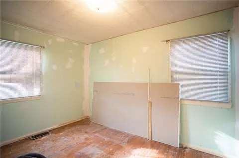 Bedroom - 802 Summit Ave, Monaca, PA 15061 photo 3 of 4