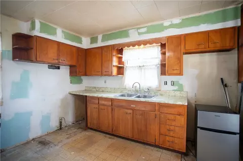 Kitchen - 802 Summit Ave, Monaca, PA 15061 photo 2 of 2
