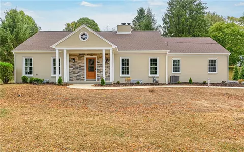 557 Morningstar Dr, Ellwood City, PA 16117