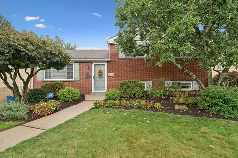 833 Macbeth Dr, Pittsburgh, PA 15235