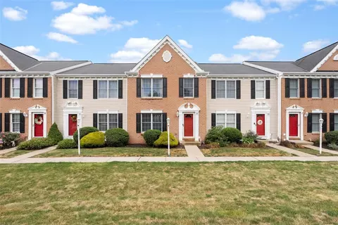 23 Castle View Dr, Mckees Rocks, PA 15136