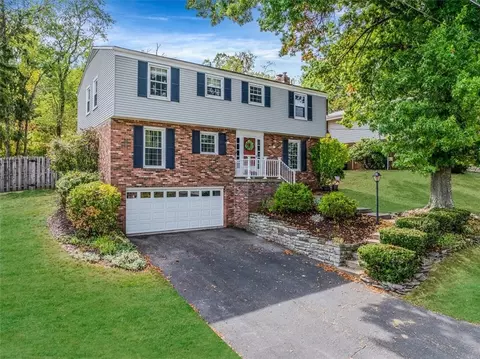 925 Waldwick Dr, Pittsburgh, PA 15237