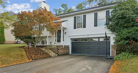 970 Castleview Dr, Irwin, PA 15642