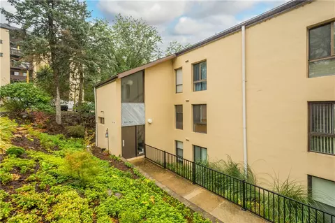 2034 Swallow Hill Rd #302, Pittsburgh, PA 15220