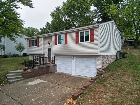 224 Woodhaven Dr, Bridgeville, PA 15017