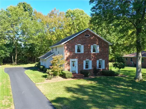 17 Forest Glen Dr, Grove City, PA 16127