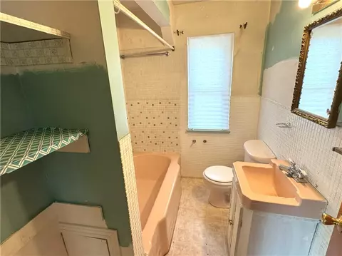 Bath - 488 Meadow Rd, Irwin, PA 15642 photo 1 of 1