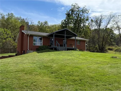 943 Park Dr, Clarksburg, PA 15725