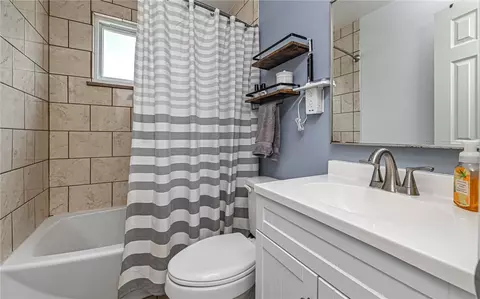 Bath - 2524 Royal View Dr, Allison Park, PA 15101 photo 1 of 4