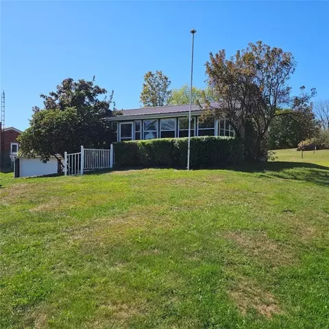 695 Maxine Dr, Beaver Falls, PA 15010