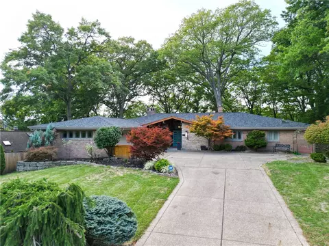 8 Davidson Dr, Beaver Falls, PA 15010