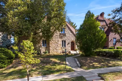 211 Outlook Dr, Pittsburgh, PA 15228