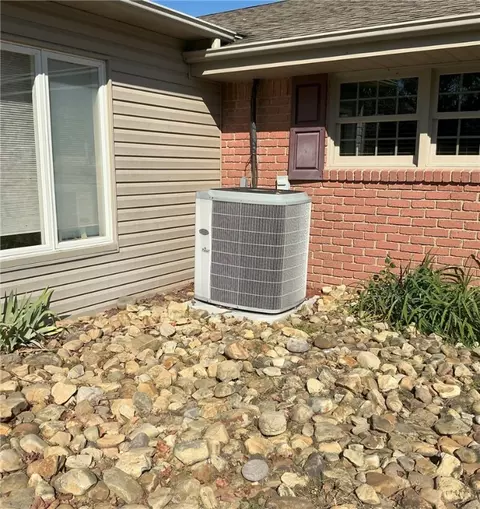 Exterior - 106 Spring Dr, Apollo, PA 15613 photo 5 of 8