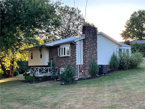 20 Colonial Dr, Waynesburg, PA 15370