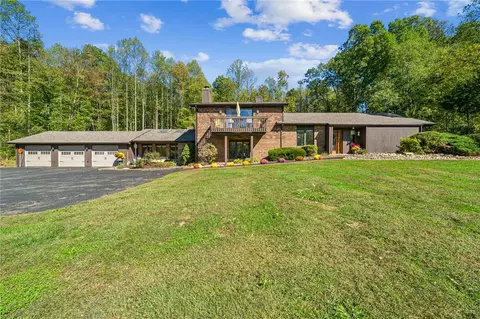 40 Laurelwood Ln, Mount Pleasant, PA 15666