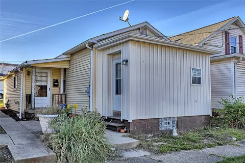 5 S 2nd St, Youngwood, PA 15697