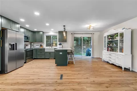 Kitchen - 10 Pheasant Run Dr, Export, PA 15632 photo 4 of 6