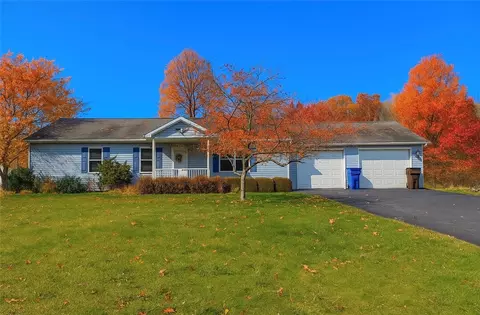 7 Staffordshire Dr, Grove City, PA 16127