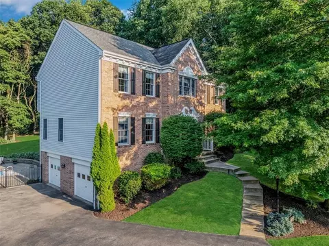 2400 Willow Oak Dr, Allison Park, PA 15101