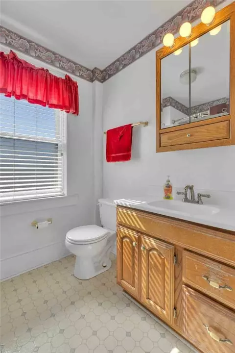 Bath - 938 Atlantic Ave, Monaca, PA 15061 photo 1 of 1