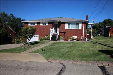2 Long Vue Dr, Uniontown, PA 15401