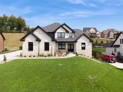 1041 Skyline Dr, Canonsburg, PA 15317