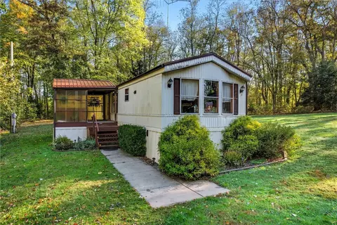 8240 Mercer St, Pulaski, PA 16143