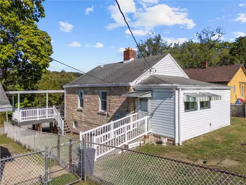 18 Locust St, Clarksville, PA 15322
